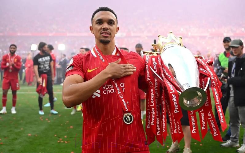 阿诺德:赢更多奖杯 多年后仍被视为最佳右后卫 阿诺德:赢更多奖杯 多年后仍被视为最佳右后卫